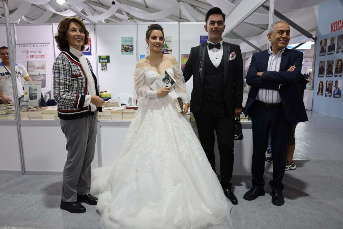 13. kocaeli kitap fuarı’nda gelin damat sürprizi