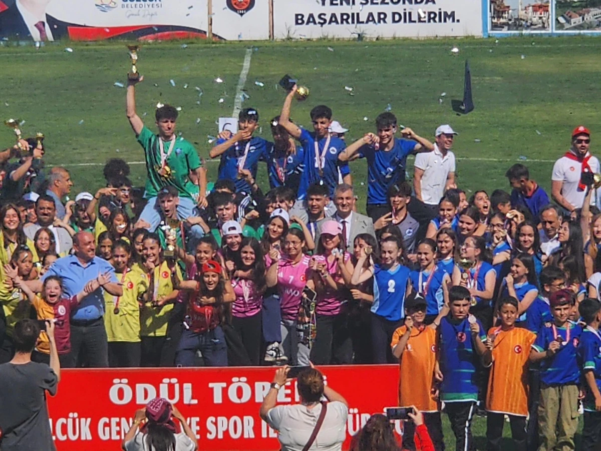 19 MAYIS TURNUVALARINDA DERECEYE GİREN OKULLAR ÖDÜLLENDİRİLDİ