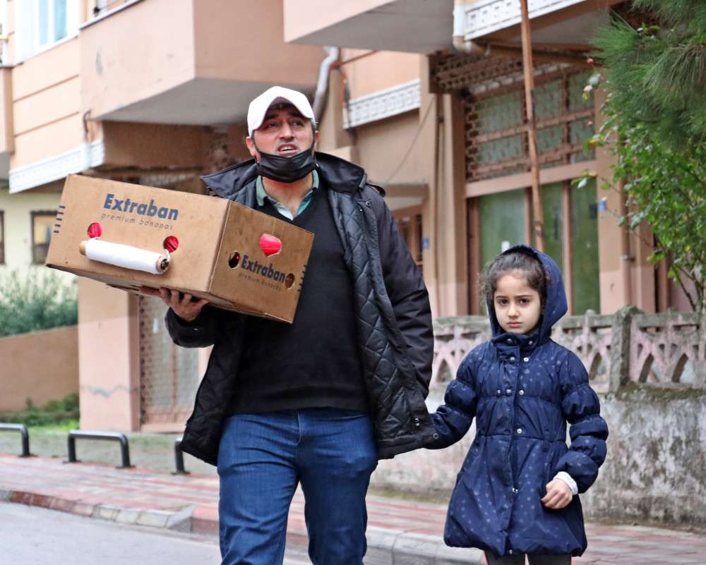 SİMİTÇİ BABANIN EN BÜYÜK DESTEKÇİSİ 8 YAŞINDAKİ KIZI