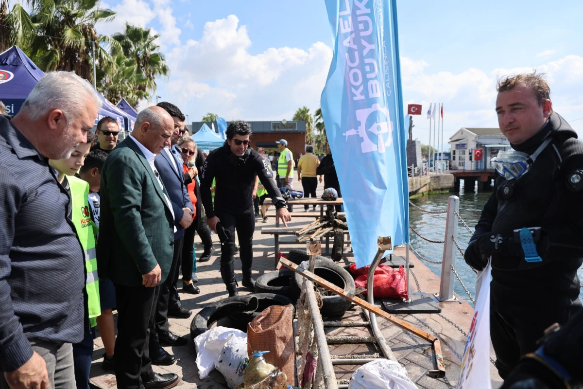 500 g&ouml;n&uuml;ll&uuml;, 1 ton atık topladı
