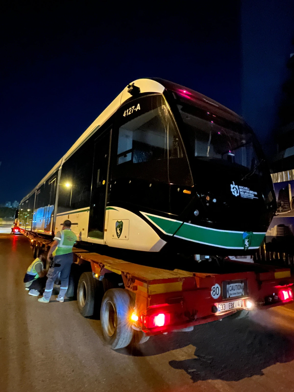 9. TRAMVAY RAYLARA İNDİ, SON ARAÇ YOLDA