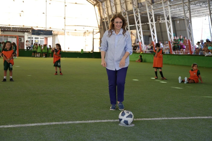 ABİŞ, MİNİK SPORCULAR VE ANNELERİYLE SAHADA BULUŞTU