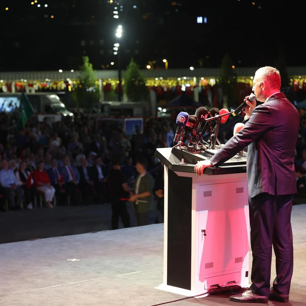 BAŞKAN BÜYÜKAKIN BİNLERCE KİŞİYE SESLENDİ; 15 TEMMUZ KARDAN AYDINLIĞA UYANIŞIN GECESİ