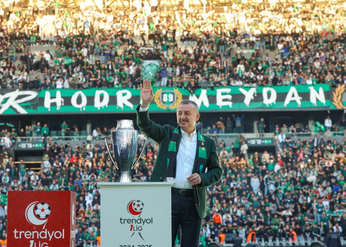 BAŞKAN B&Uuml;Y&Uuml;KAKIN; KOCAELİSPOR'UMUZU Y&Uuml;REKTEN KUTLUYORUM