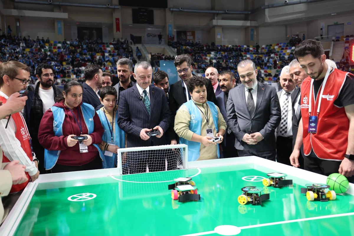 BAŞKAN B&Uuml;Y&Uuml;KAKIN, ROBOT YARIŞMASINA KATILDI, KOCAELİSPORLU FUTBOLCULARLA MA&Ccedil; YAPTI