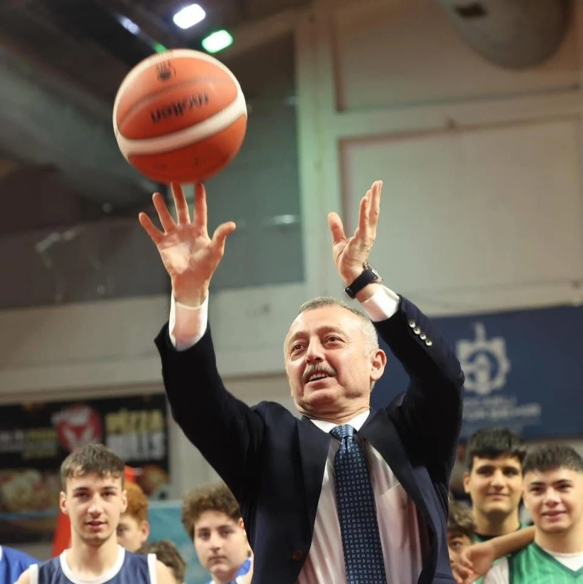 BAŞKAN B&Uuml;Y&Uuml;KAKIN&rsquo;DAN GEN&Ccedil;LERE &ldquo;KARDEŞ PASI&rdquo;