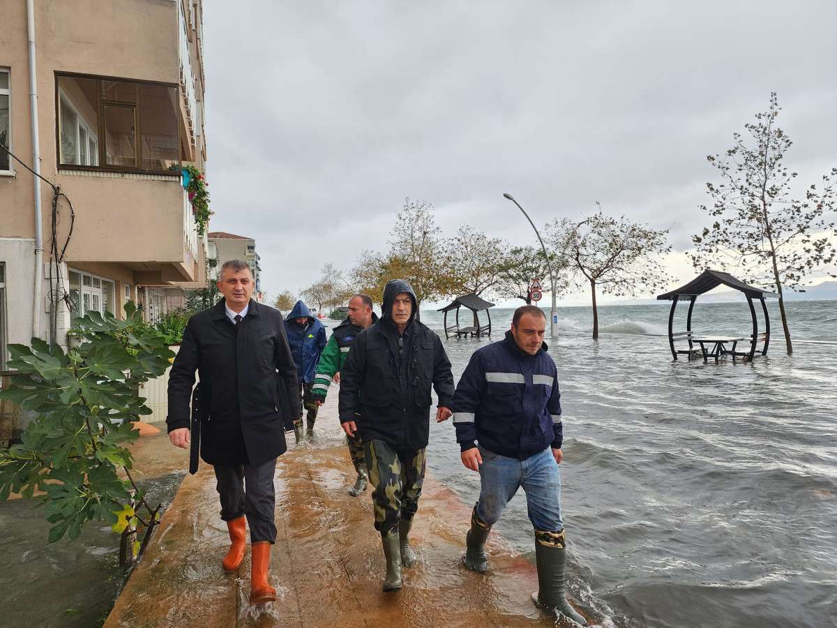 BAŞKAN SEZER ÇİZMELERİ GİYDİ 