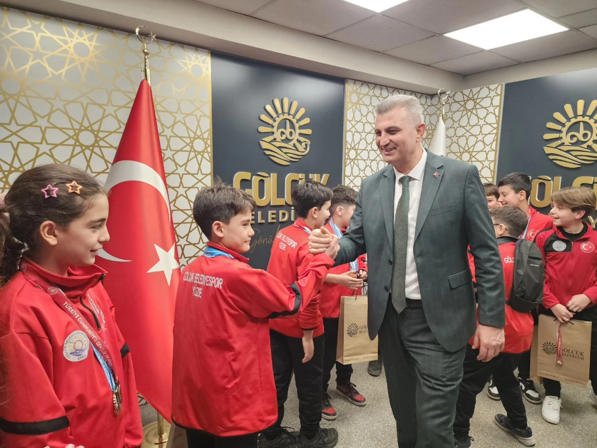 BAŞKAN SEZER G&Ouml;LC&Uuml;K BELEDİYESPORLU Y&Uuml;Z&Uuml;C&Uuml;LERİ AĞIRLADI