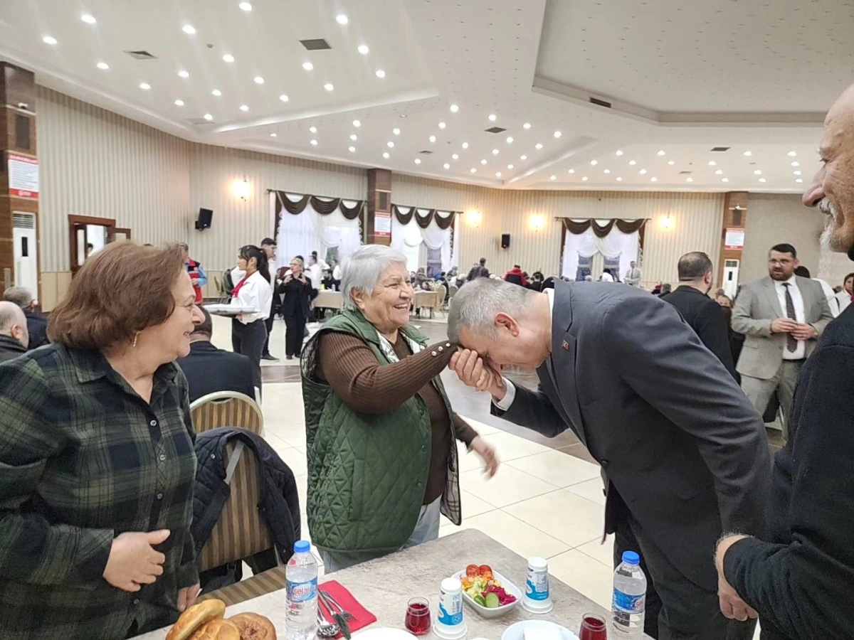 BAŞKAN SEZER İLK İFTARI ŞEHİT AİLELERİ İLE YAPTI