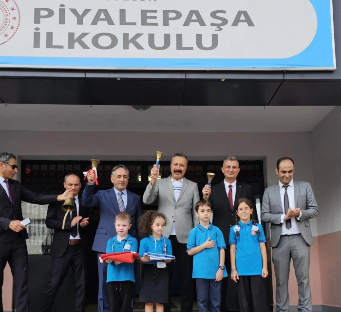 BAŞKAN SEZER ÖĞRENCİLERİN YENİ EĞİTİM DÖNEMİ HEYECANINA ORTAK OLDU