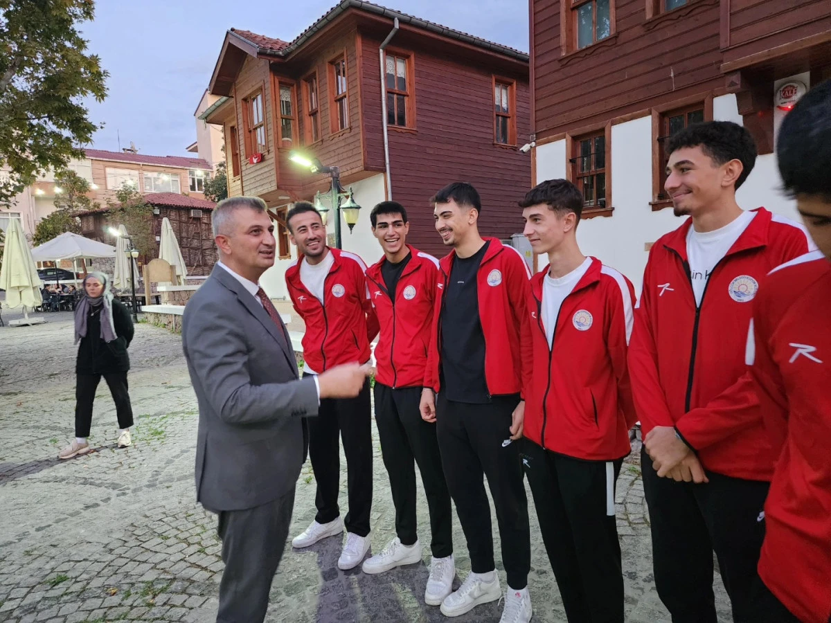 BAŞKAN SEZER VOLEYBOL TAKIMINA MORAL VERDİ