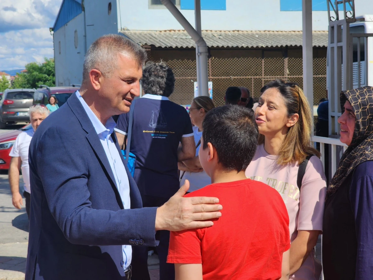 BAŞKAN SEZER, YKS HEYECANINDA ÖĞRENCİLERİ YALNIZ BIRAKMADI