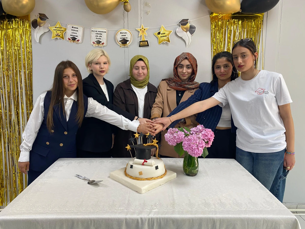 BEYAZ KALPLER’DE MEZUNİYET SEVİNCİ