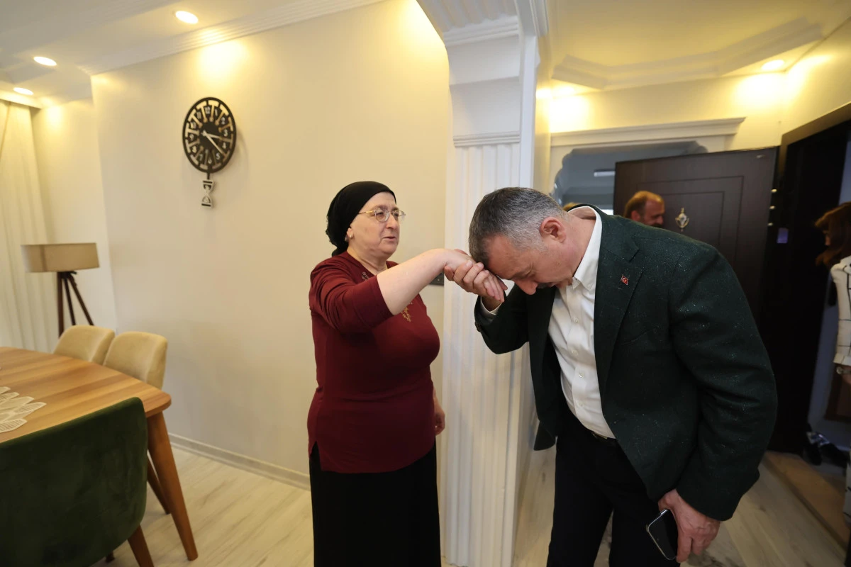 BÜYÜKAKIN, ANNELER GÜNÜ’NDE ŞEHİT AİLESİ VE HUZUREVİNE GİTTİ