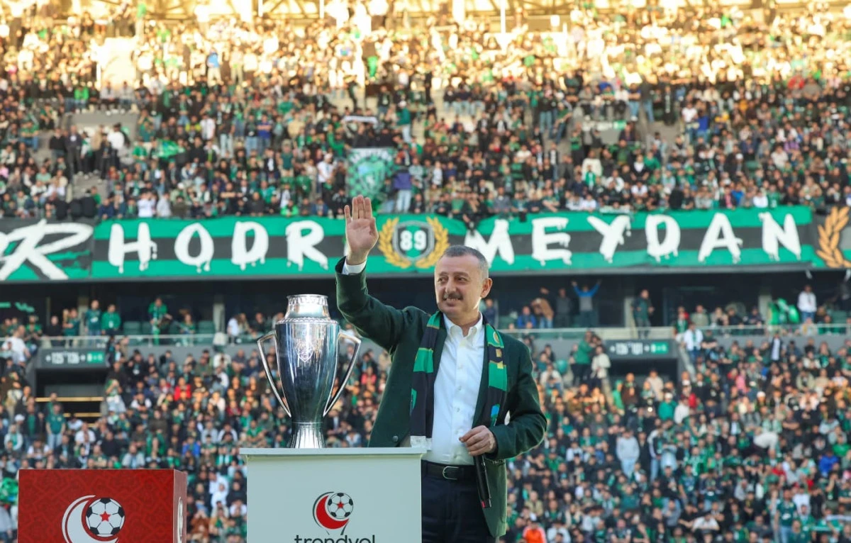 BÜYÜKAKIN, HEM KOCAELİSPOR'U, HEM DE TARAFTARI KUTLADI