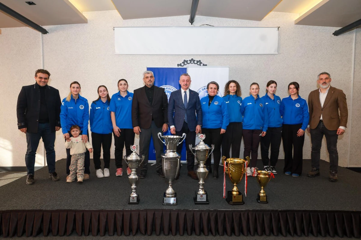 B&Uuml;Y&Uuml;KAKIN, KAĞITSPOR&rsquo;UN BAŞARILI SPORCULARINI TEBRİK ETTİ