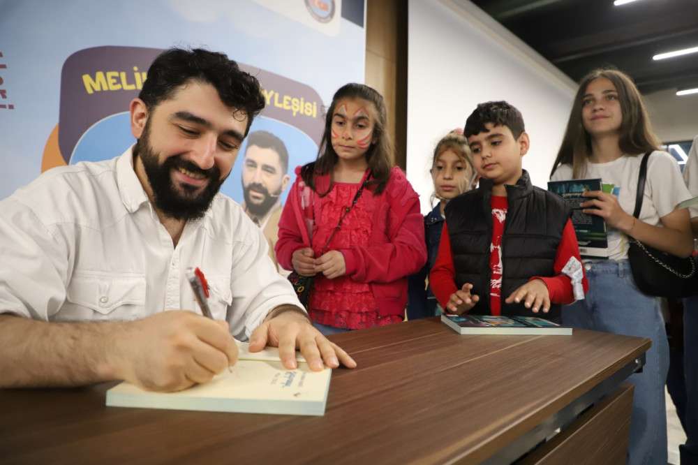 BÜYÜKŞEHİR, YAZAR TUĞTAĞ’I 23 NİSAN’DA ÇOCUKLARLA BULUŞTURDU