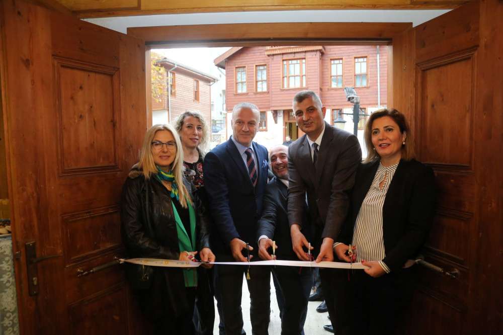 DOÇ.DR. MİNE CAN’IN KİŞİSEL SERGİSİ YALI EVLERİ’NDE AÇILDI