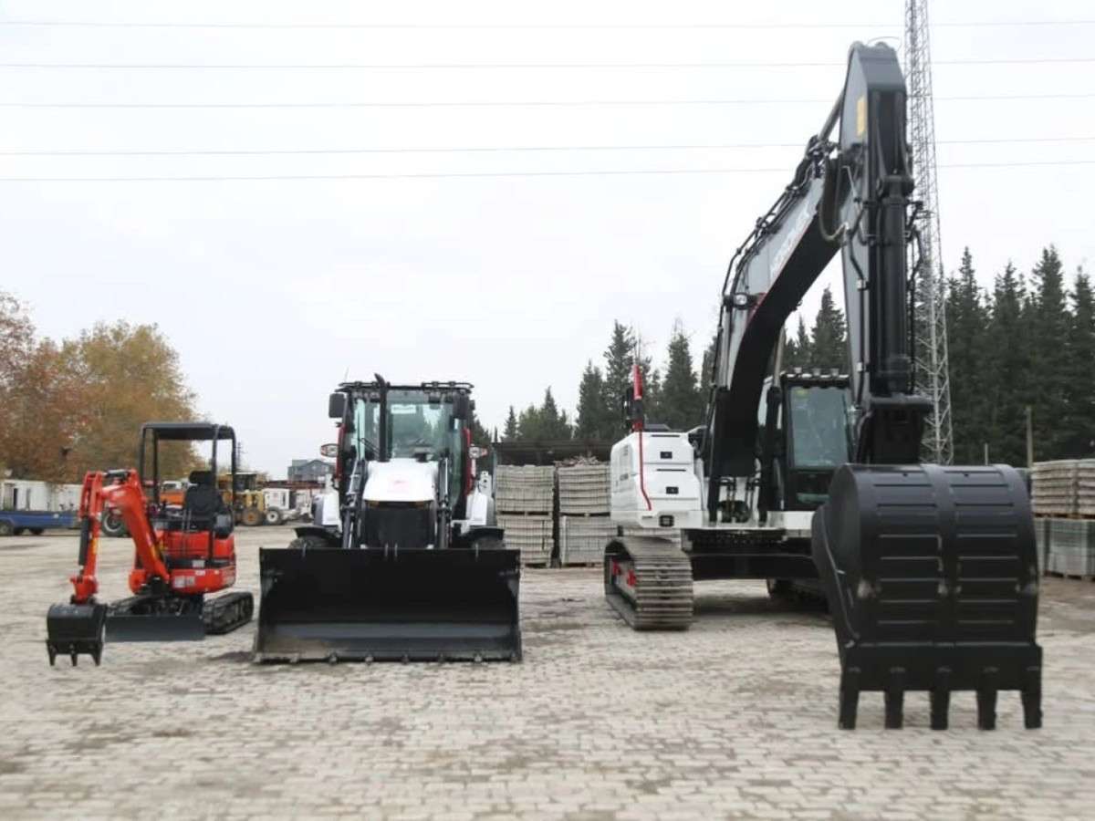 Gölcük Belediyesi'nde yeni iş makinesi ve atık taşıma araçları hizmete girdi