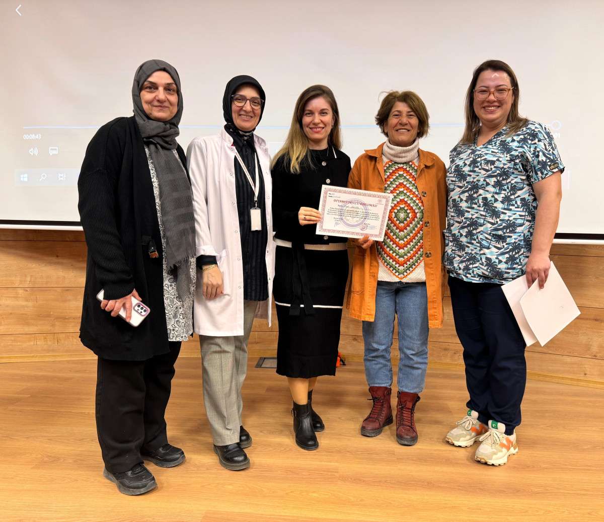 GÖLCÜK NECATİ ÇELİK DEVLET HASTANESİNDE DİYABET OKULU MEZUNİYET SEVİNCİ