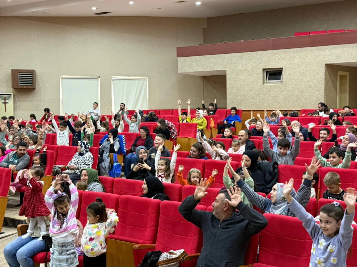 GÖLCÜKLÜ ÇOCUKLARI NEŞELENDİREN TATİL HEDİYESİ