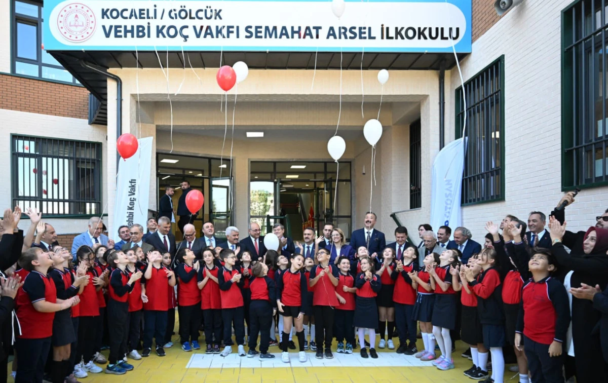 G&ouml;lc&uuml;k&rsquo;te 35 derslikli Semahat Arsel İlkokulu a&ccedil;ıldı