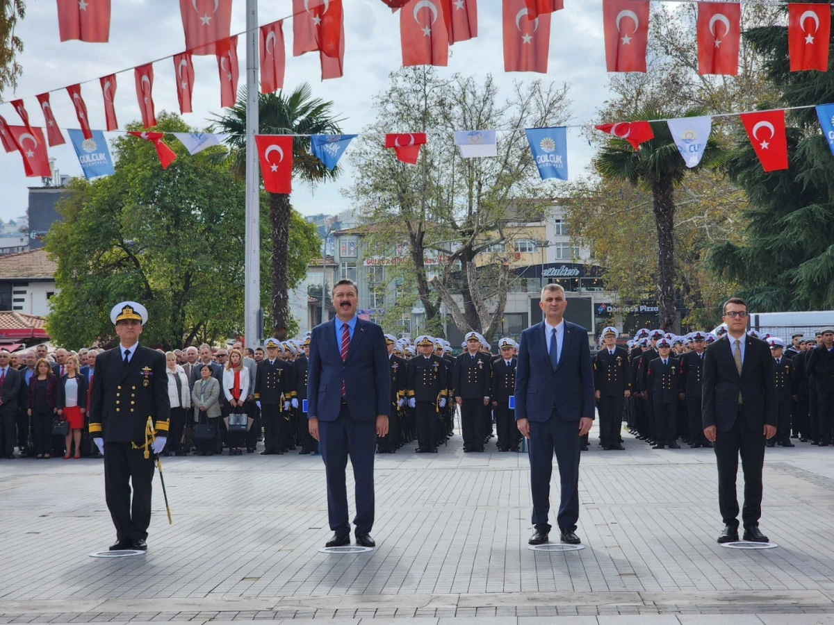 GÖLCÜK'TE CUMHURİYET BAYRAMI ETKİNLİKLERİ TÖREN İLE BAŞLADI 