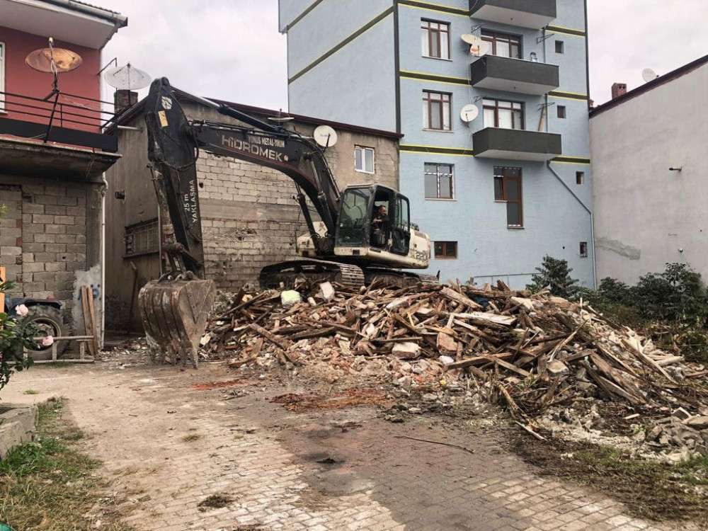 GÖLCÜK’TE METRUK VE ORTA HASARLI BİNA YIKIMLARI SÜRÜYOR