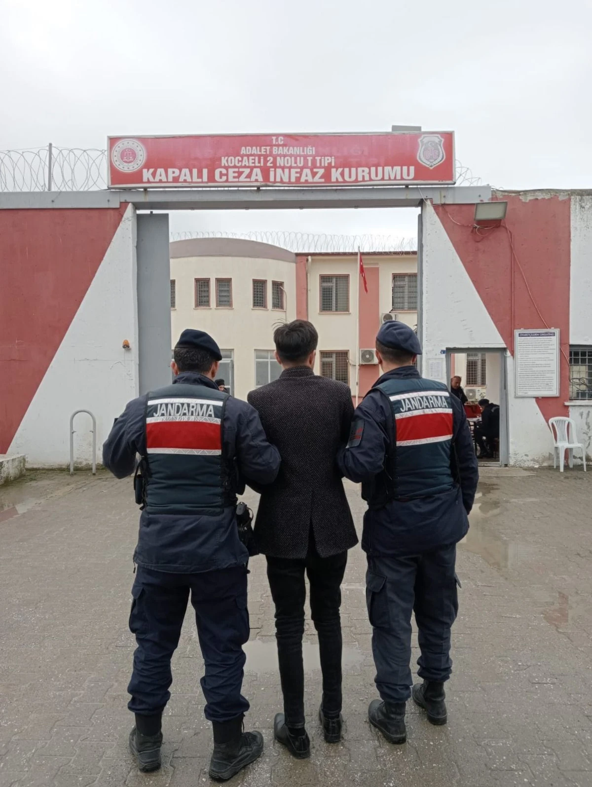 GÖLCÜK'TE 'SAHTE GÖREVLİ' OPERASYONU