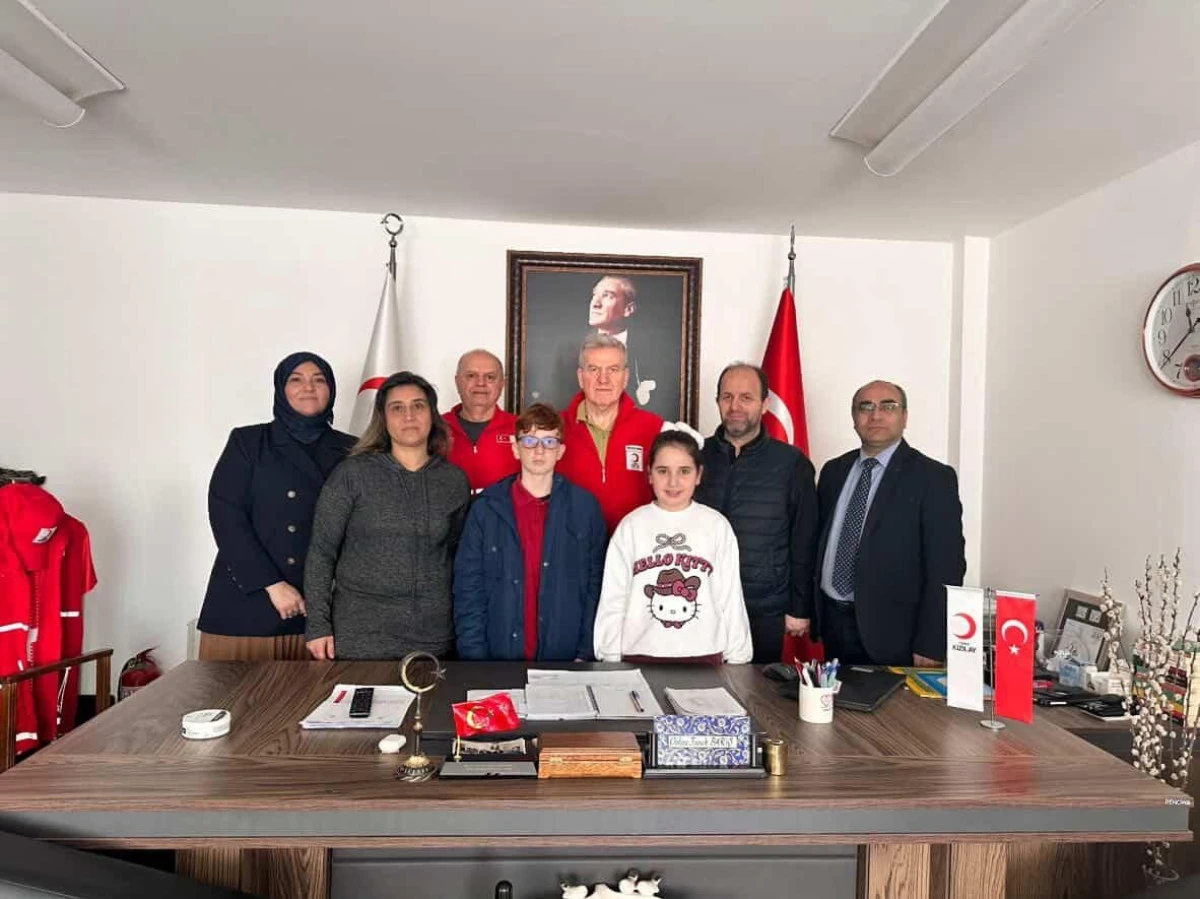 HAMİDİYELİ &Ouml;ĞRENCİLERDEN KIZILAY&rsquo;A 15 KOLİ DESTEK