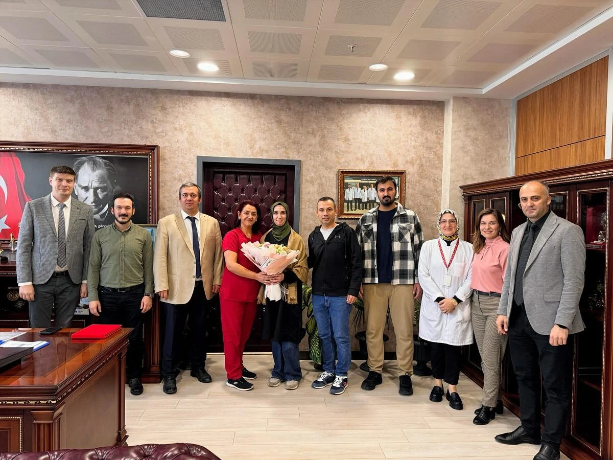 HAYATA DÖNDÜREN KAHRAMAN HEMŞİREYE DUYGUSAL TEŞEKKÜR