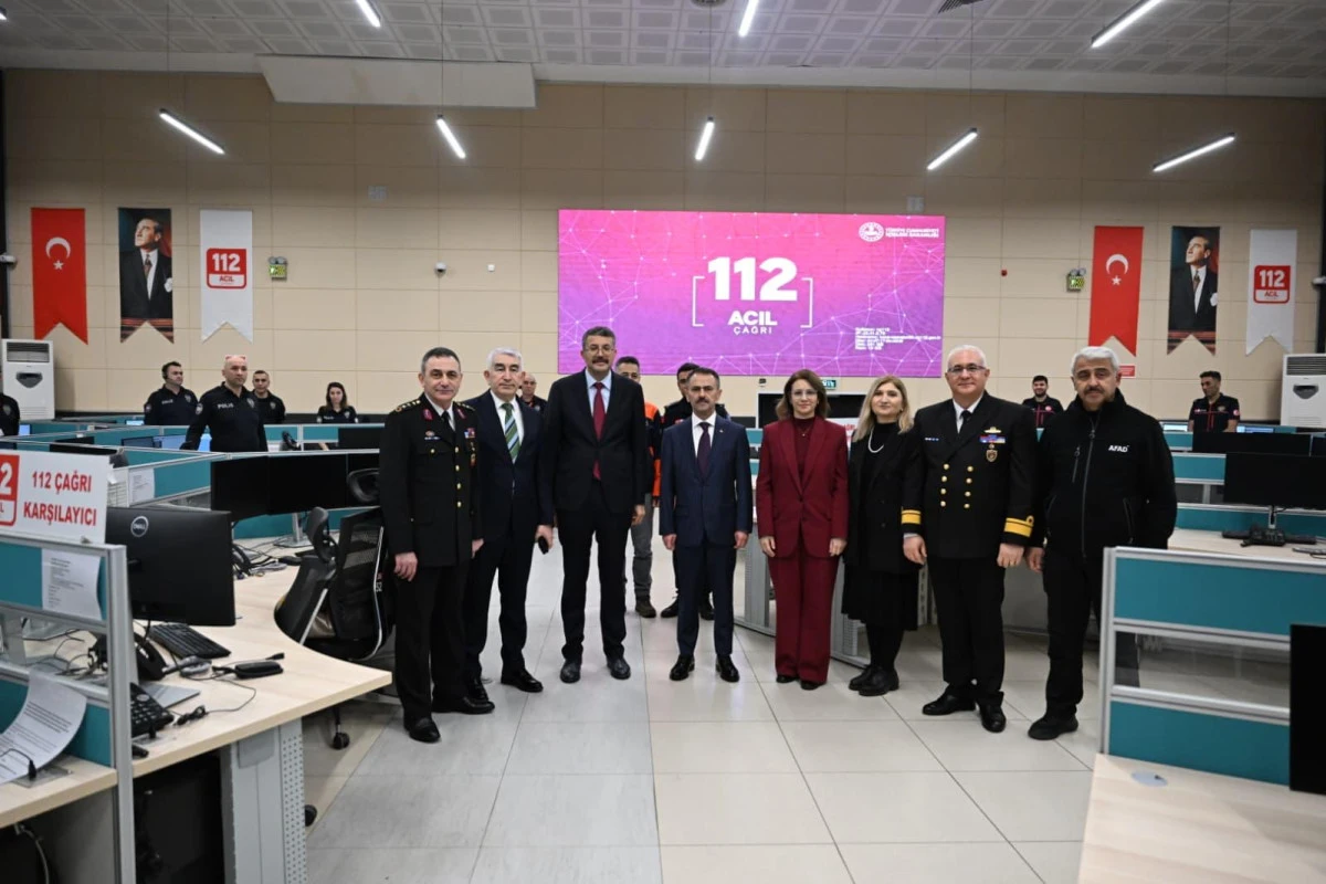 İ&Ccedil;İŞLERİ BAKAN YARDIMCISI &Ccedil;ELİK 112 ACİL &Ccedil;AĞRI MERKEZİNDE G&Ouml;REVLİ PERSONELLE BAYRAMLAŞTI