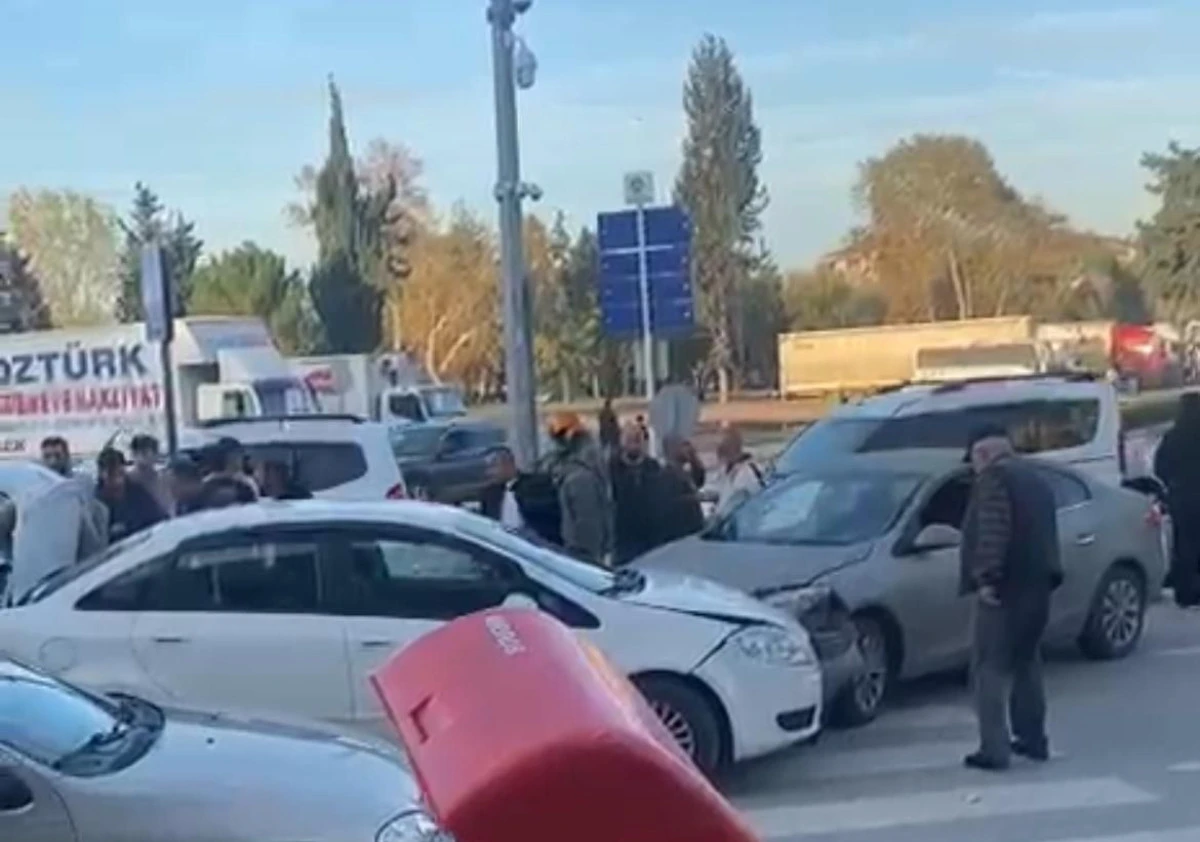 İKİ OTOMOBİL İLE MOTOSİKLET KAZA YAPTI