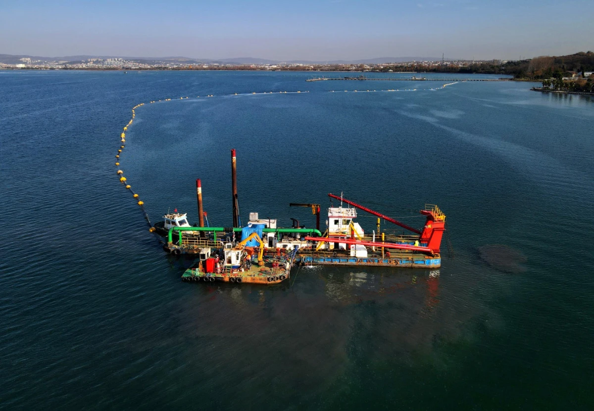 İzmit K&ouml;rfezi&rsquo;nden 160 bin kamyon &ccedil;amur &ccedil;ıkarıldı