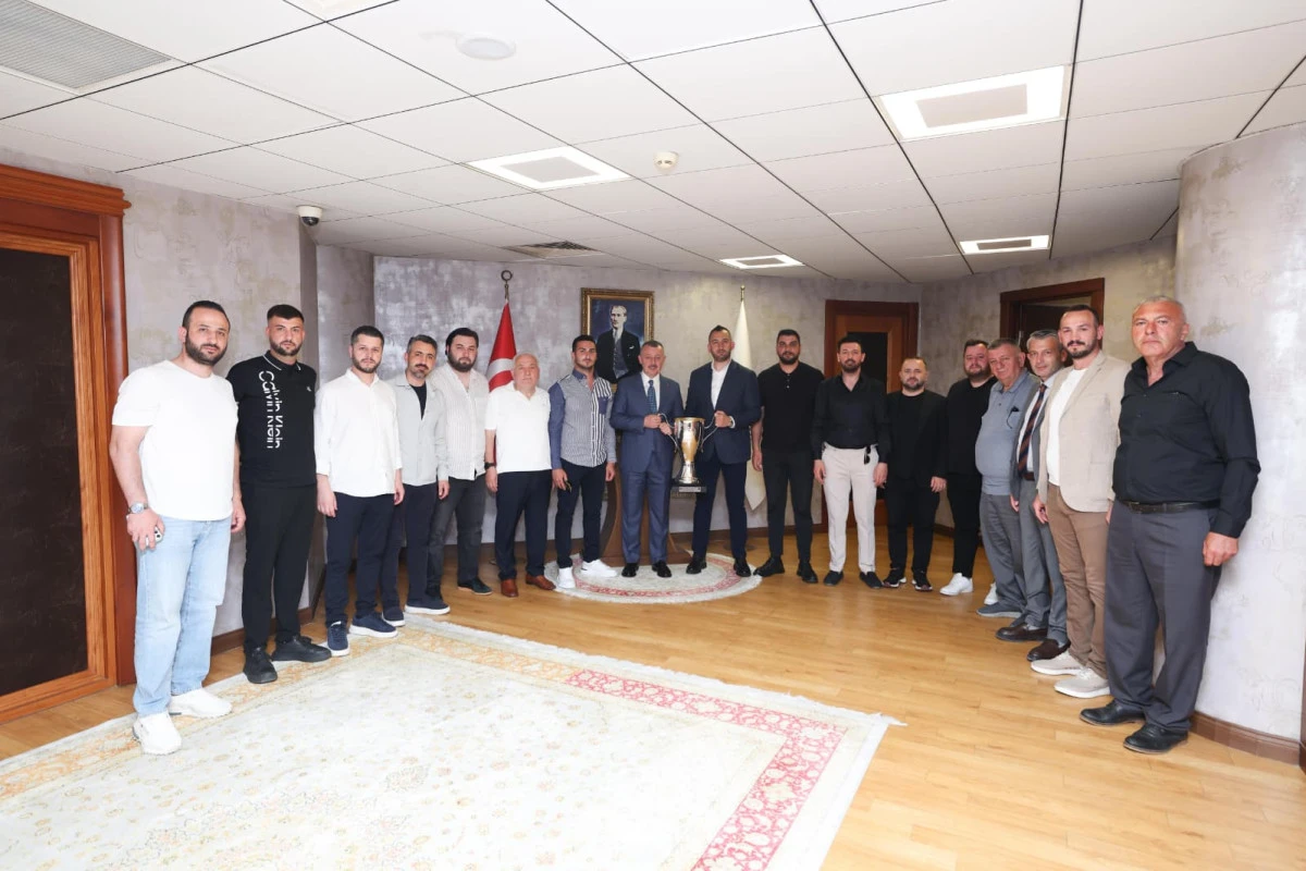 Kadir &Ouml;zdemir Ve Y&ouml;netimden Tahir B&uuml;y&uuml;kakın&rsquo;a Ziyaret