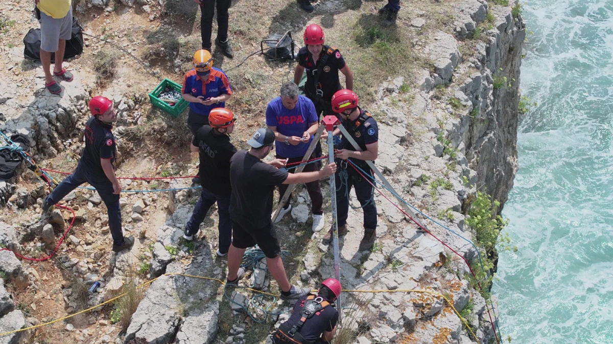 Kayalıklarda mahsur kaldı, imdadına B&uuml;y&uuml;kşehir İtfaiyesi yetişti