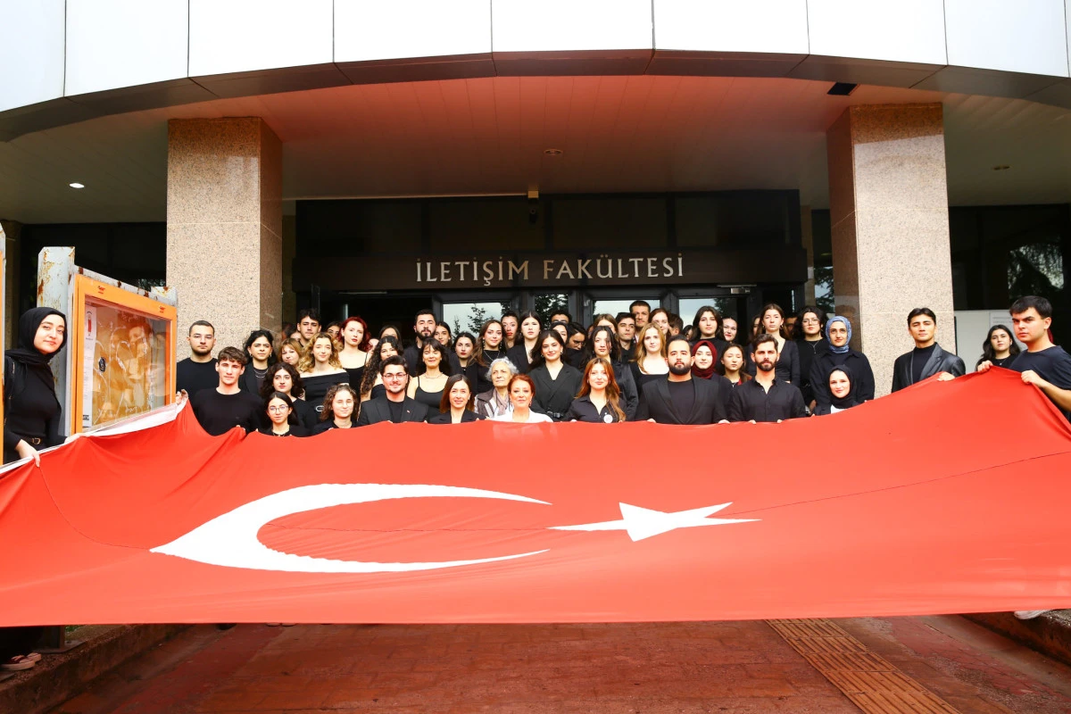 KOCAELİ ÜNİVERSİTESİ İLETİŞİM FAKÜLTESİ’NDE CUMHURİYET BALOSU RENKLİ GÖRÜNTÜLERE SAHNE OLDU 