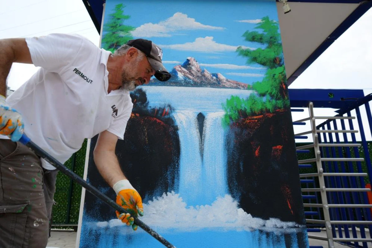 Kocaeli'nin "Bob Ross"u sokakları renklendiriyor