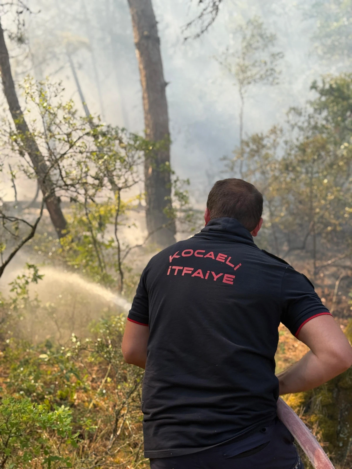 KOMŞUDAKİ YANGINA ÇOK SAYIDA ARAÇ VE EKİPLE MÜDAHALE