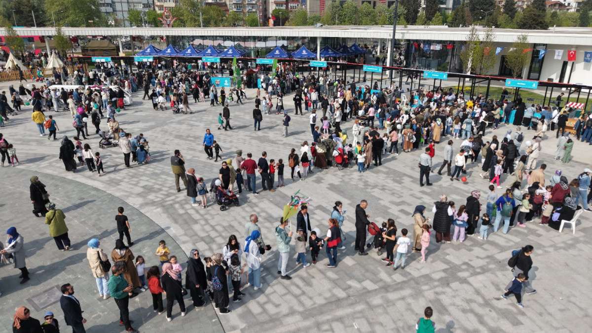 Milli irade meydanı ilk gün dolup taştı