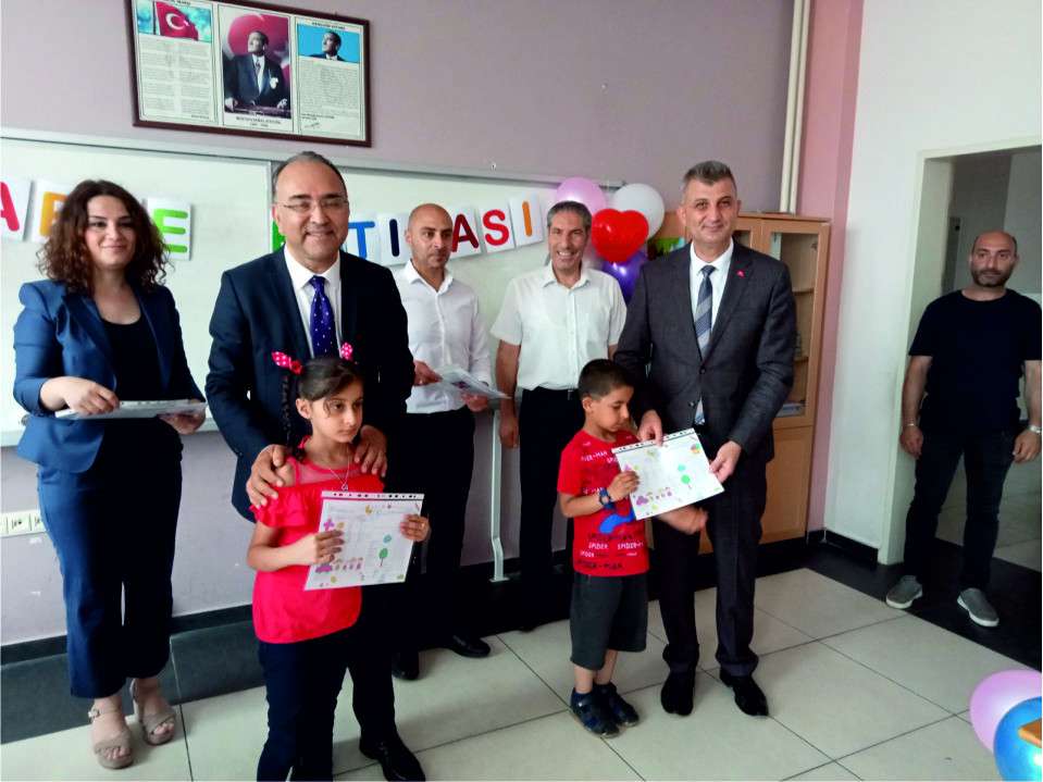 MİNİK ÖĞRENCİLERİN KARNEHEYECANI