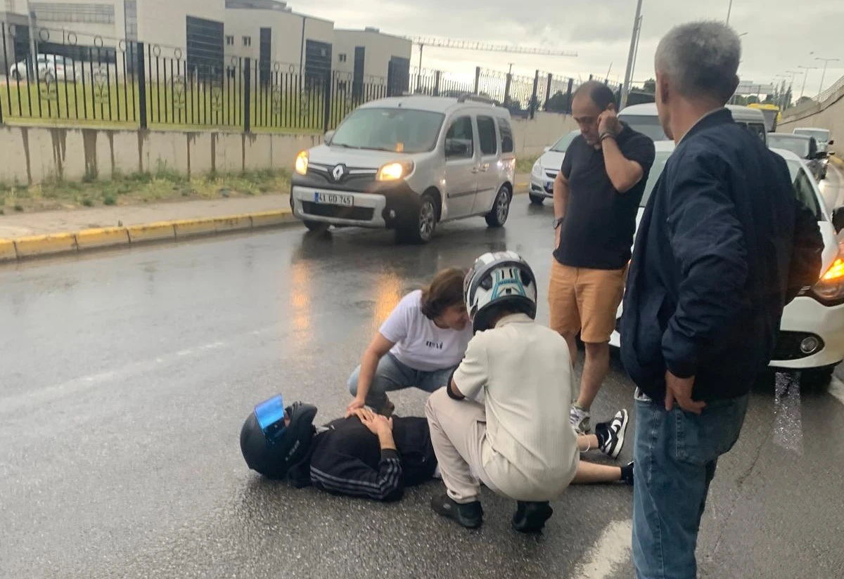 Motosiklet Arabaya &Ccedil;arptı: 1 Yaralı
