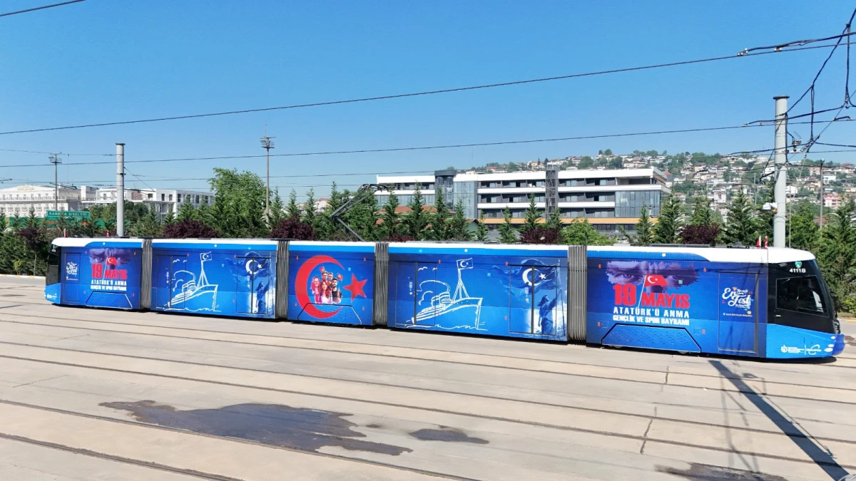 OTOBÜS VE TRAMVAYLAR 19 MAYIS'A ÖZEL GİYDİRİLDİ