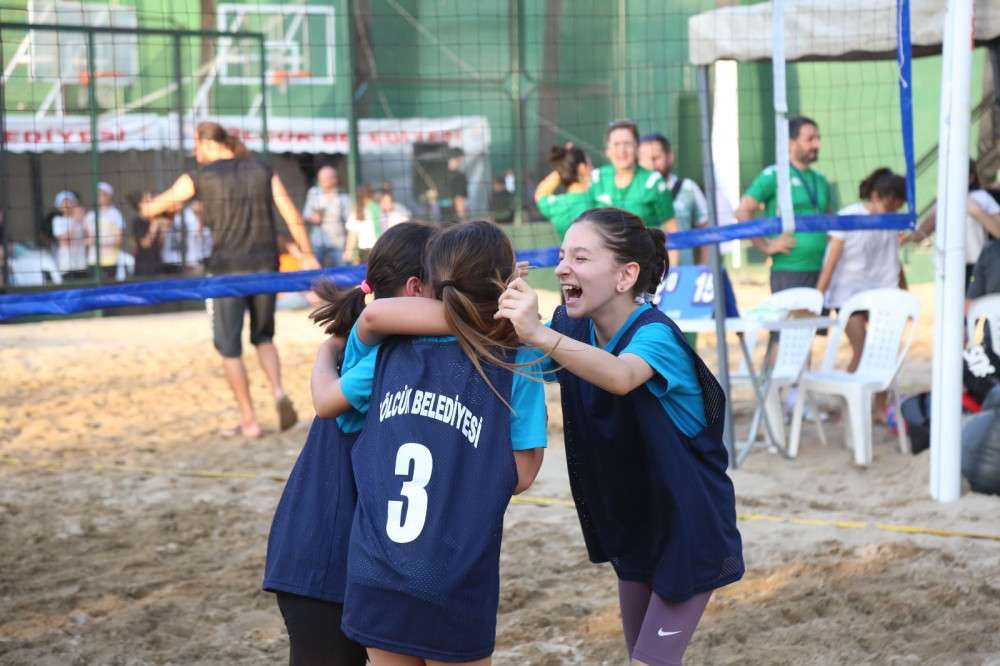 PLAJ VOLEYBOLU TURNUVASI REKOR KATILIMLA BAŞLADI