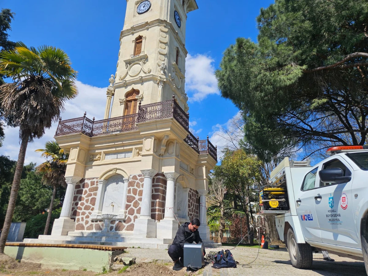 SAAT KULESİ G&Uuml;ND&Uuml;Z BAŞKA GECE BAŞKA G&Uuml;ZEL