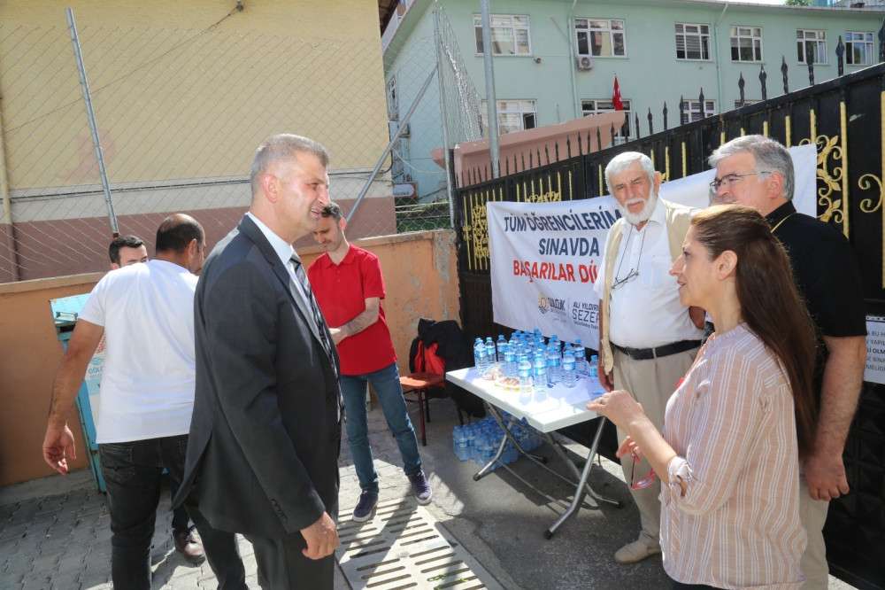 SINAVA GİREN ÖĞRENCİLERE BAŞKAN SEZER’DEN MORAL DESTEĞİ