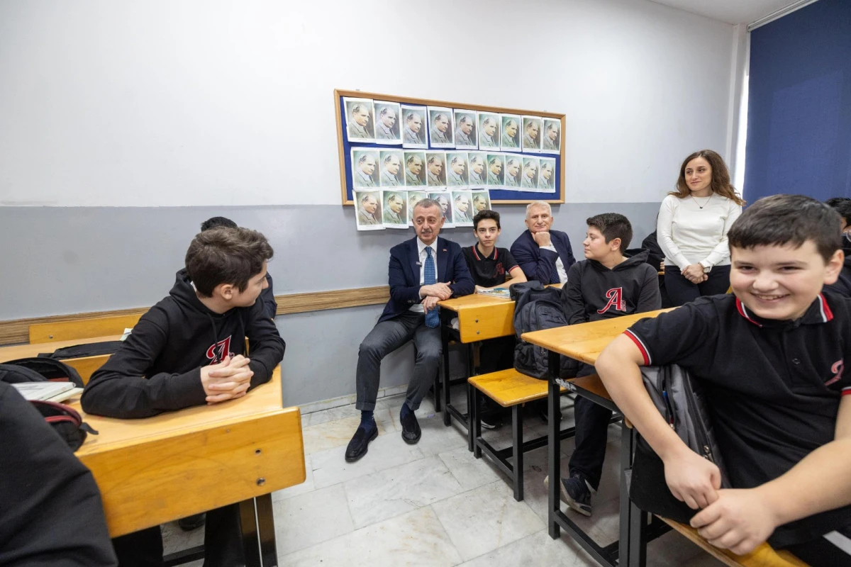 SINIF BAŞKANININ SE&Ccedil;İM VAADİ B&Uuml;Y&Uuml;KAKIN&rsquo;DI: &Ouml;ĞRENCİLER B&Uuml;Y&Uuml;K SEVİN&Ccedil; YAŞADI