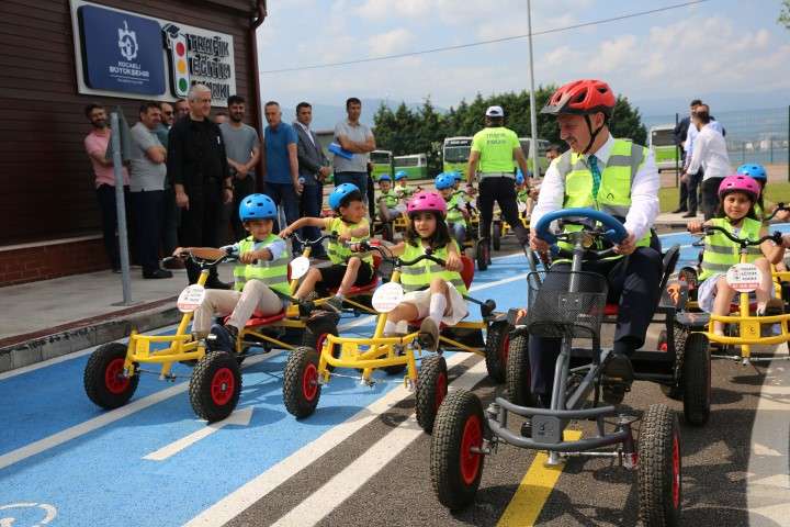 TRAFİK EĞİTİM PARKINDA İLK DERS BAŞKAN BÜYÜKAKIN'DAN