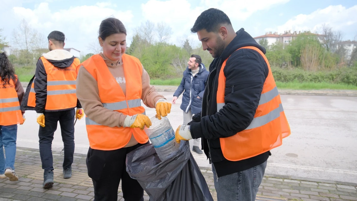 &Uuml;NİVERSİTELİ GEN&Ccedil;LERDEN &Ouml;RNEK DAVRANIŞ