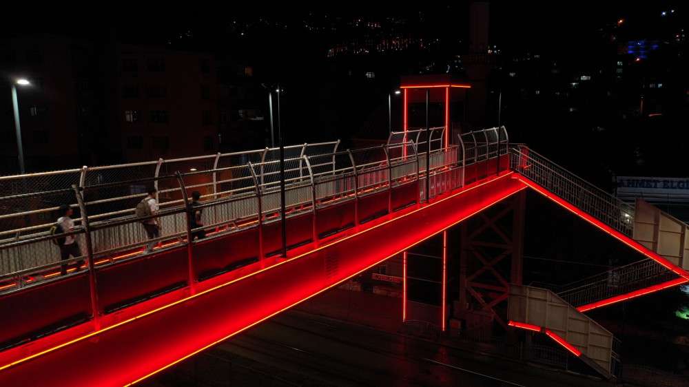 ÜST GEÇİTLER KIRMIZI RENKLERLE IŞIKLANDIRILDI